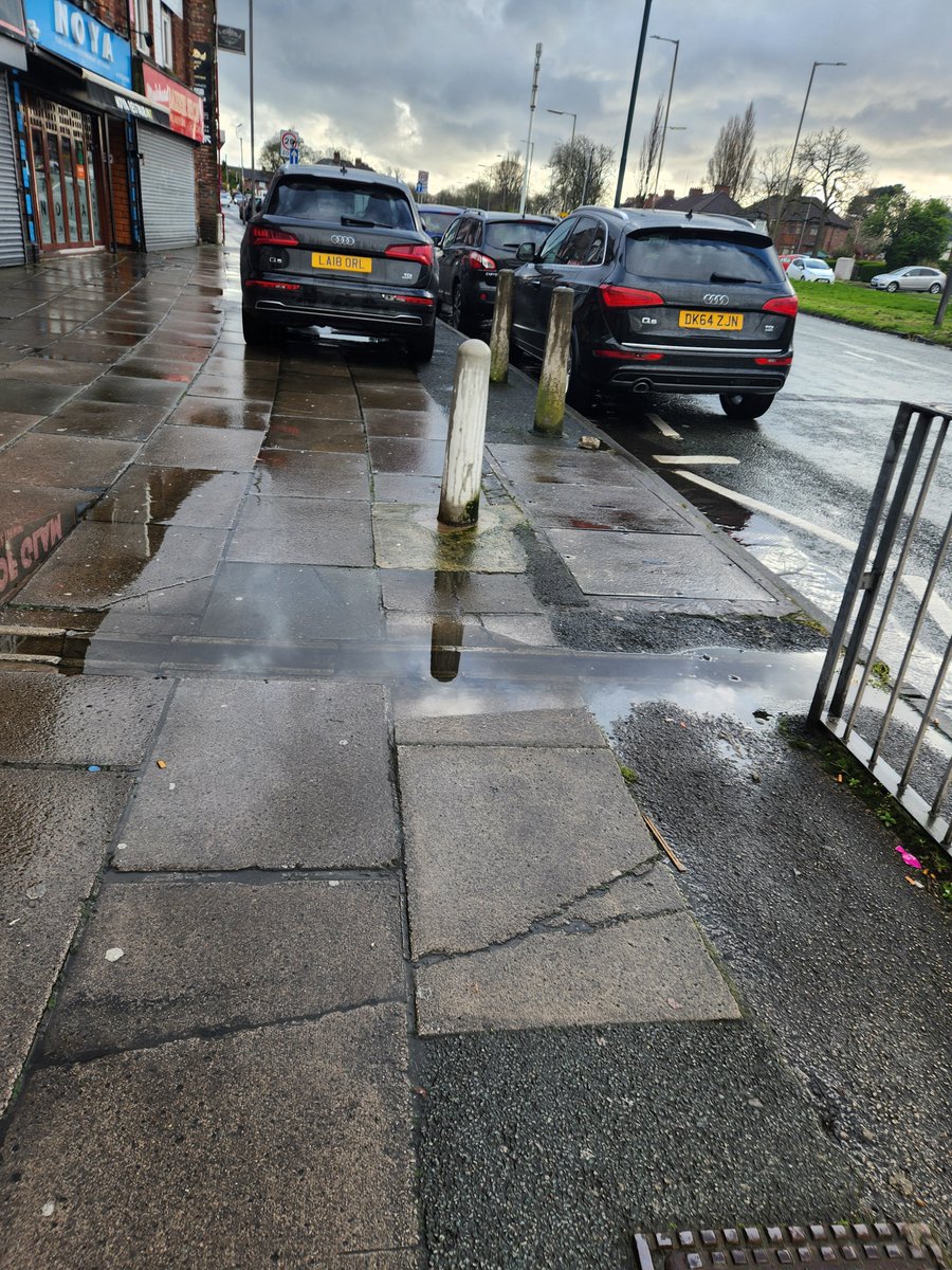 Pavement full, no problem, park on the zig-zags and the crossing instead! Also, any point in having those bollards? Muirhead Avenue East @MerseyRoads @lpoolcouncil