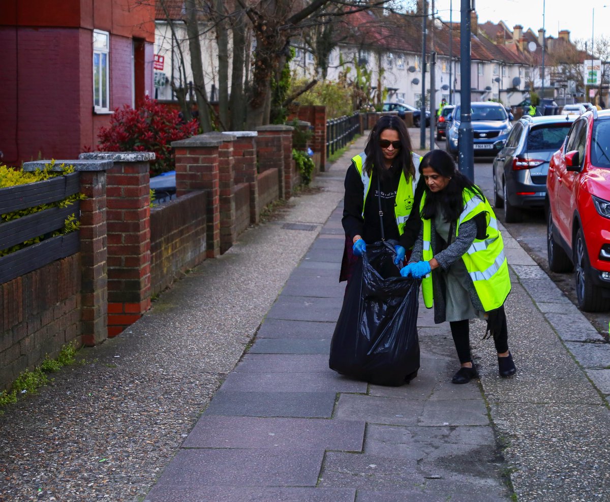 Volunteers from #NeasdenTemple participated in the #GBSpringClean over the Easter Bank Holiday weekend to help clean up the local neighbourhood as part of the @keepbritaintidy campaign. It was another opportunity to support our local community and work towards a cleaner,…