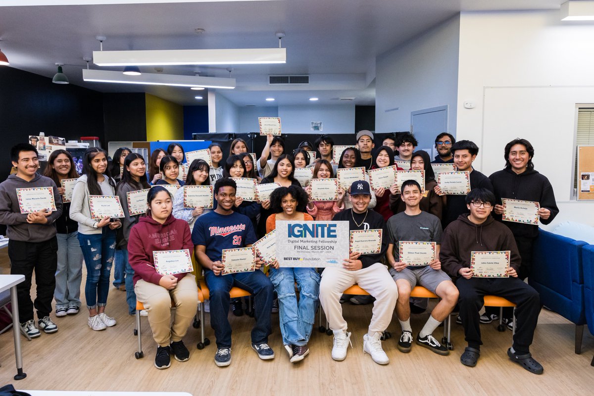 Thrilled to welcome another amazing group of young leaders in LA, who earned their certifications from HHF’s Ignite Digital Marketing, supported by @BestBuy. BIG THANKS to @breseela, home to the Best Buy Teen Tech Center for supporting our CSL team. Thank you for inspiring us!