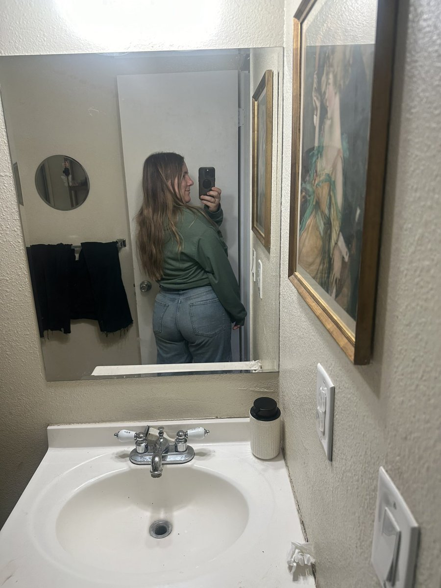 Jeans working overtime today 💦