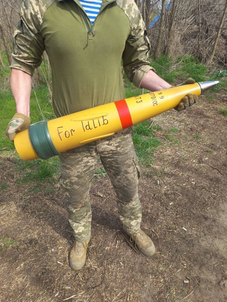 A Ukrainian soldier writes 'For Idlib' on an artillery shell before launching it towards the Russian invaders. Thank you for this beautiful message, Free Syria, glory to the defenders of Ukraine.