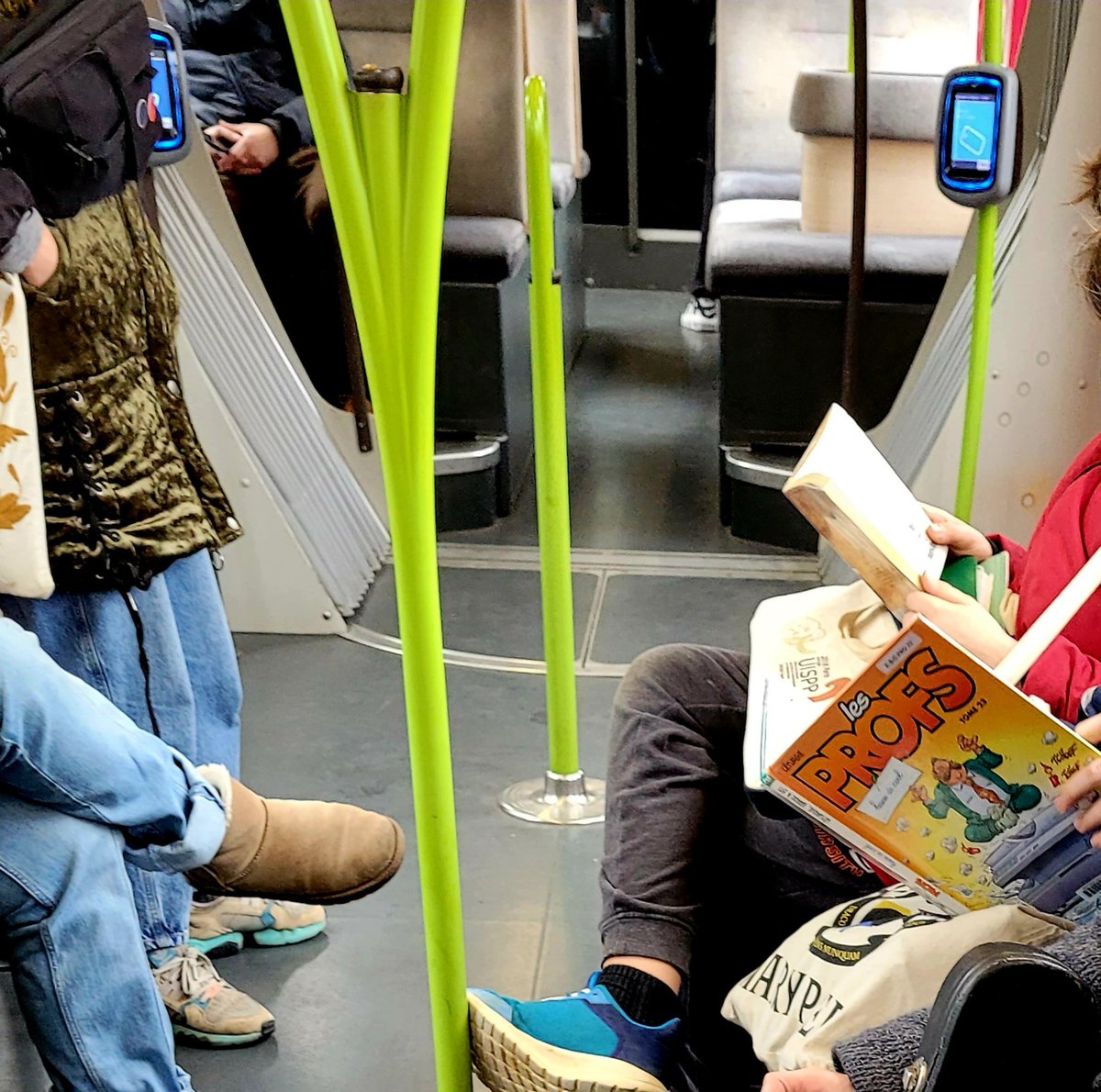 Ce n'est pas un poisson...🐟
J'ai croisé des lecteurs dans le tramway plongés dans la magie du #livre ou d'une bande dessinée...📚
Dans un monde très complexe et fait d'injustices, le livre reste une puissante source d'inspiration et d'émancipation 😉
#mohamedmoulayphoto #Tours