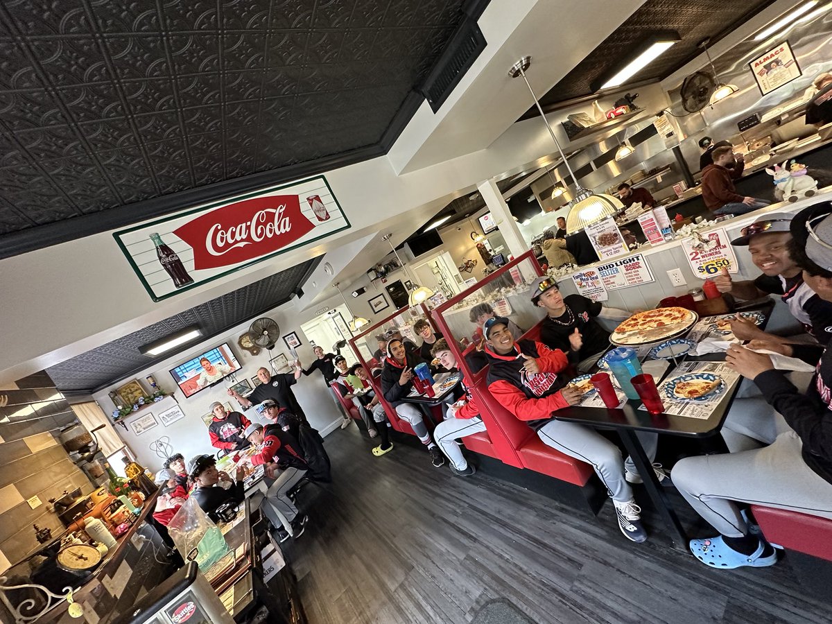 _PSABaseball's tweet photo. Putnam Science Academy Baseball ⚾️ Big thank you to Henry’s Diner for team pizza 🍕 gathering today.👍💪@AthleticsPsa @PSA_Mustangs @_PSABaseball @bhetu46 💪👍🇺🇸Building something special on the hill #psafamily https://t.co/qnh9V28NWc