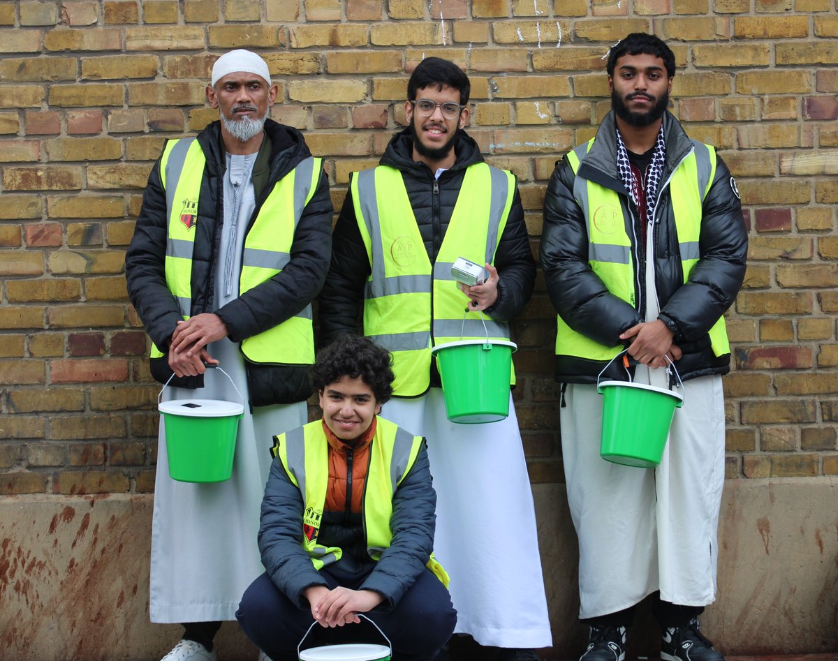 Well done to all the brothers yesterday who supported the Ramadan collections, a brilliant day!

AYESHAYOUTHPROJECT.ORG 

#AyeshaYouthProject #PeoplePoweredPlaces #CommunityEmpowerment #ManorPark #ayp #manorfc #manoryouth #newham #manoryouthproject