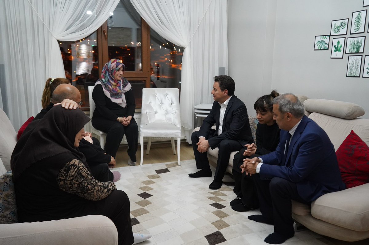 Dün akşam vefat eden Yozgat İl Başkanımız Mustafa Bulut’un ailesine taziye ziyaretinde bulundum. Merhuma Allah’tan rahmet; ailesine, yakınlarına ve teşkilatımıza sabır diliyorum. Başımız sağ olsun.