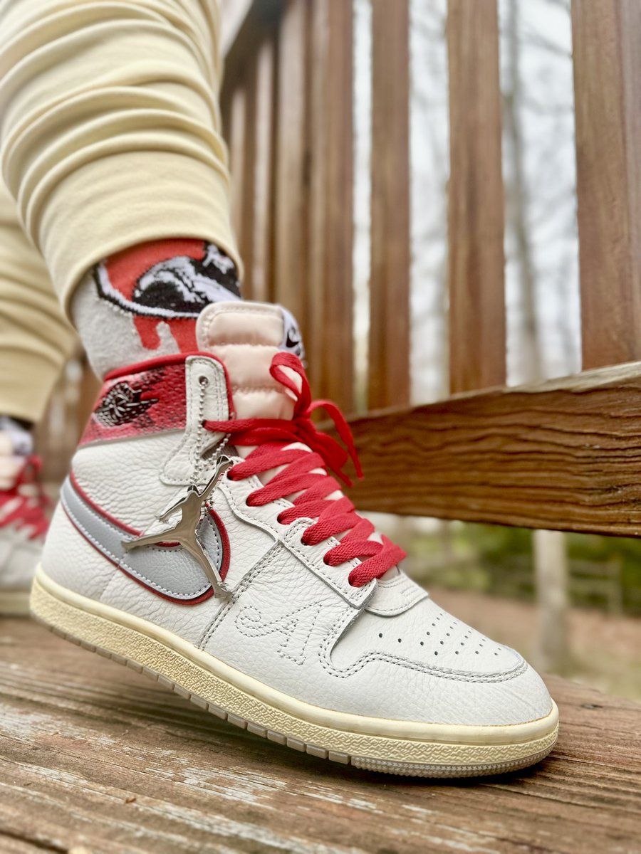 Hey everyone happy April rocking the Awake airships since im back east wanted to show some love today whats on ur feet? #snkrskliveheatingup
#solecollectors #snkrskickcheck #sneakerhead #sneakerfreakerfam #instakicks #MillerApproved #dubbsteppin #snkrsliveheatingup #thesolefirm