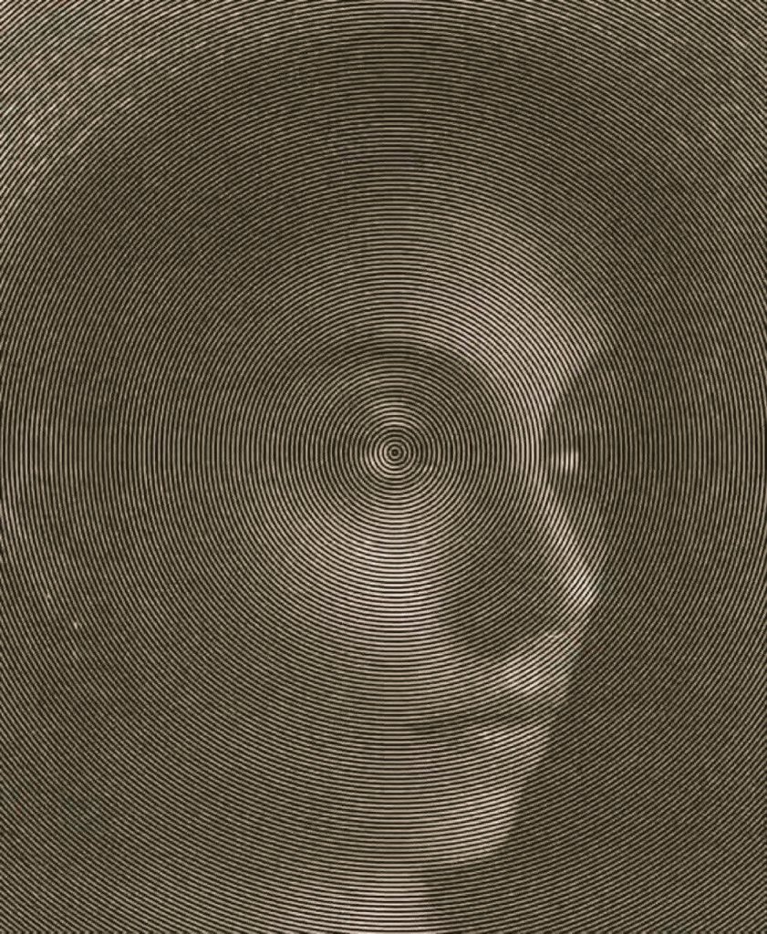 Elle sourit, quand on like la photo et elle pleure quand on  RT