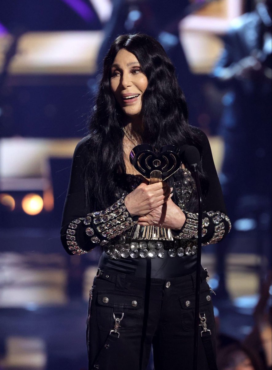 Congratulations to Cher again for receiving the icon award. Much deserved 😌