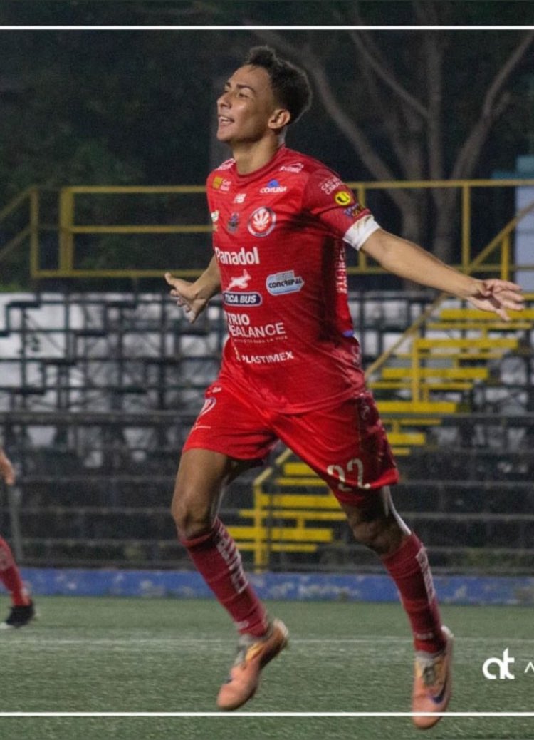 A mí criterio Rayínder Hernández es más lateral izquierdo que Suhander Zúñiga e Ian Lawrence. Está a préstamo en Palmares en segunda división y ya lleva varias asistencias y goles además de ser manudo CAR de sepa y ya debutó en primera con gol. Chunche lo tiene bien socado.