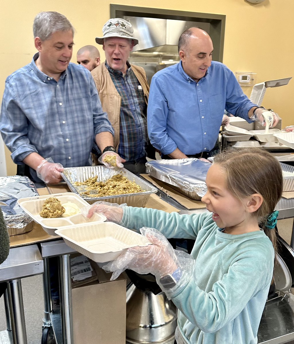 SenBruceTarr's tweet image. Thank you to the members of Post 3 and to the many volunteers who helped prepare, serve, and deliver 450 Easter meals this year to those in need in Cape Ann area on Easter Sunday. No one should be alone and without a hot meal on Easter Sunday. #AmericanLegion