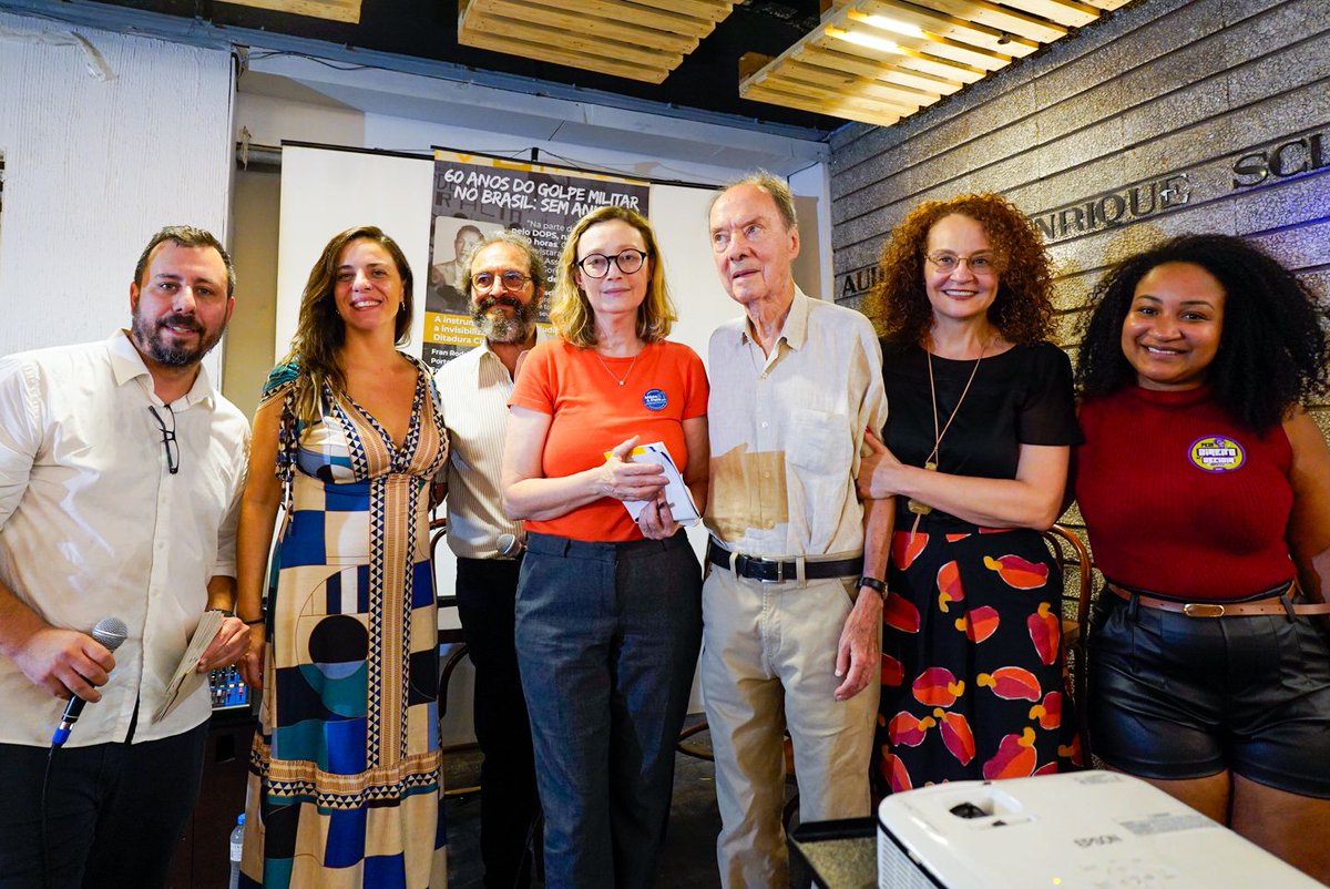 mariadorosario's tweet photo. Nos 60 anos do golpe militar, reafirmamos que a democracia é uma construção contínua. Em Porto Alegre, esta noite, nos unimos para resgatar a memória daqueles que enfrentaram a ditadura, e lutaram pela democracia. Os que foram de aço nos anos de chumbo!

Agradeço o convite da @Maes_Pais para este encontro. Por Memória, Verdade e Justiça, sempre!