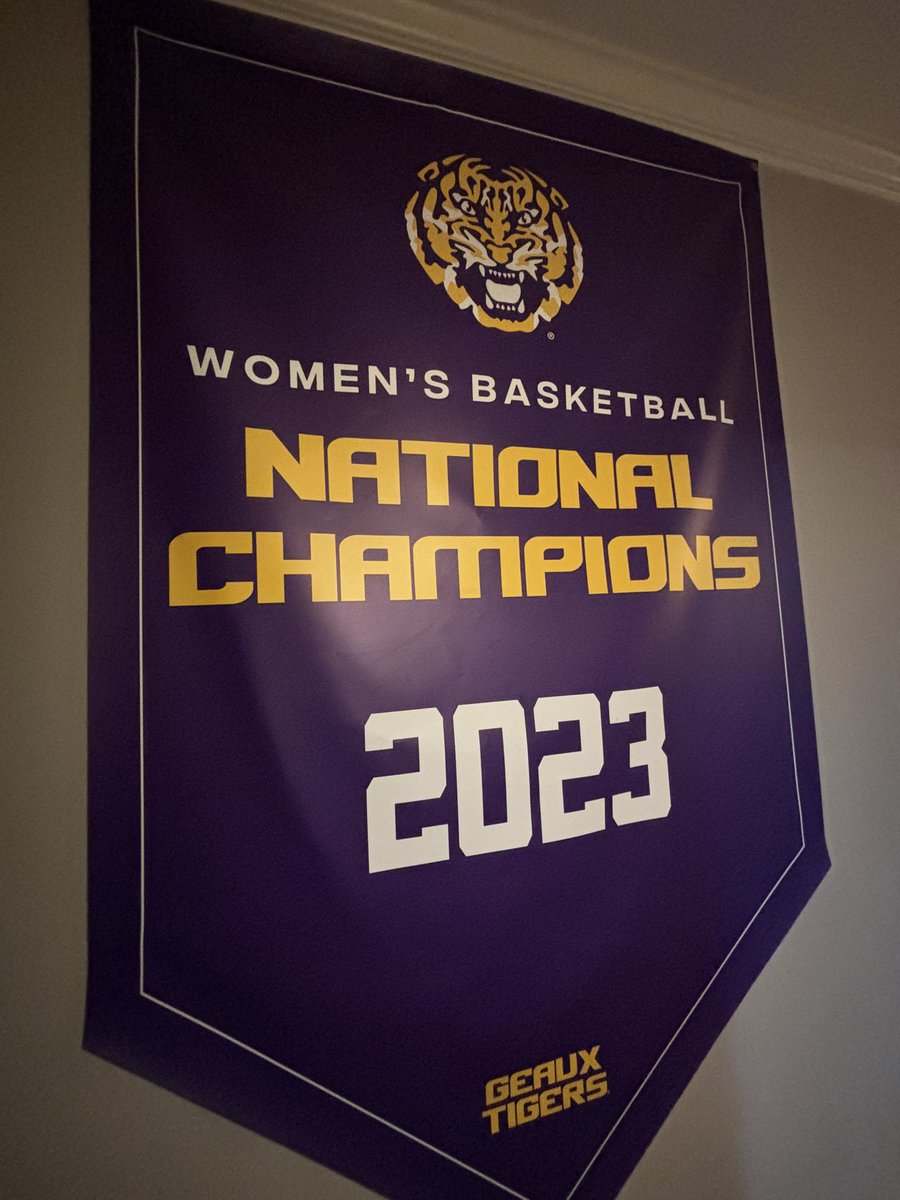 BalconyBengals's tweet photo. Something no Iowa student has in their apartment https://t.co/tS6nyKzJWU
