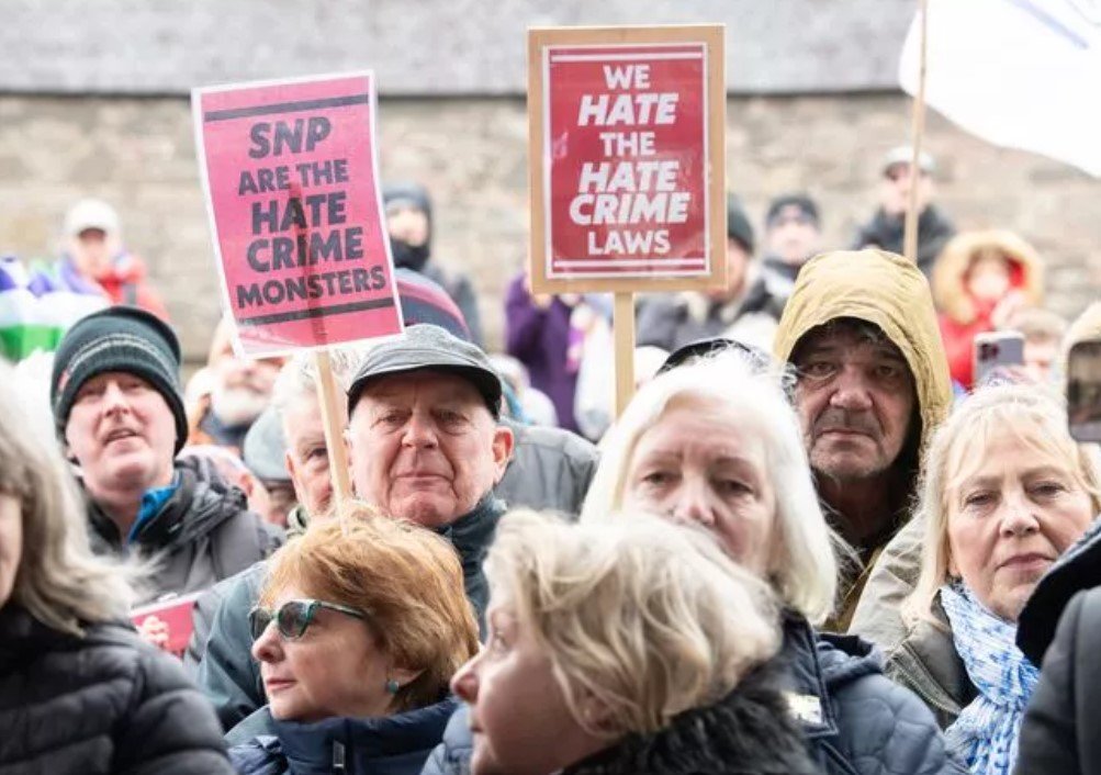 BREAKING: #Scotland introduces new controversial 'Hate Crime & Public Order Act' to mixed public & media attention. Read a summary here - do you think this is good or bad for #FreeSpeech - vote now on our online Poll at bottom of new story here demref.com/breaking-scotl… #DemRef