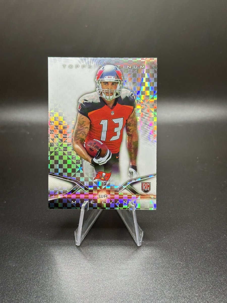 _Coast_2_Coast's tweet photo. 🔥Monday Night Stack Sale🔥
Topps Platinum Mike Evans RC Xfractor
$8
#C2CStacks #TheHobby https://t.co/BfPwJhZl6q