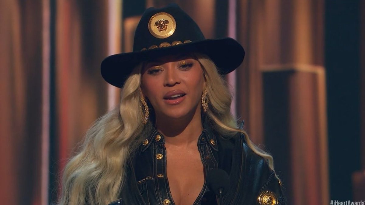 XOANTY's tweet photo. SHE'S SO FUCKING BEAUTIFUL! LIKE HELP! #IHEARTAWARDS2024 https://t.co/baqZpMo0XU
