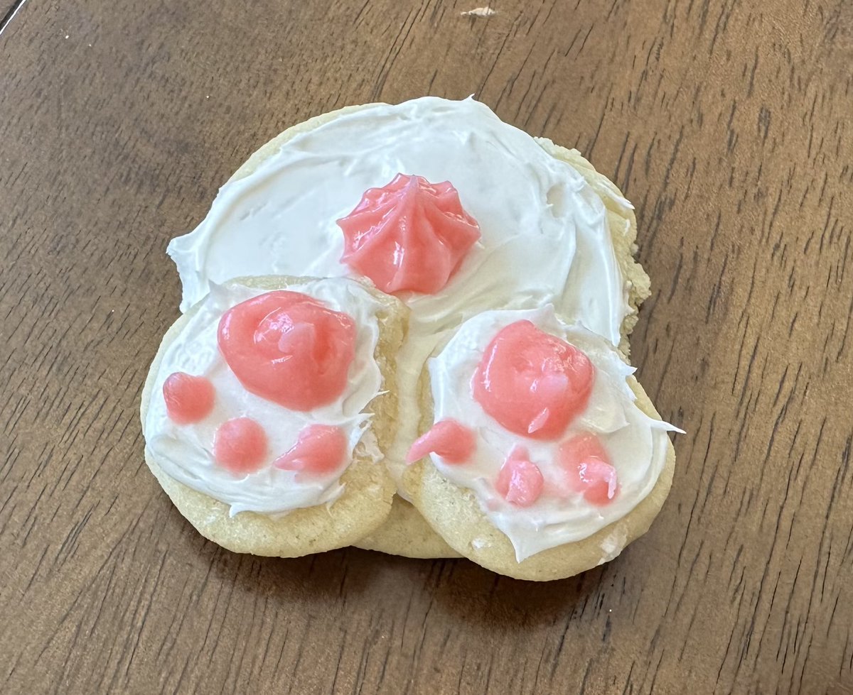 Thought of you, ⁦@jedipadmaster⁩, when I frosted our bunny butt cookies! 😂🐰