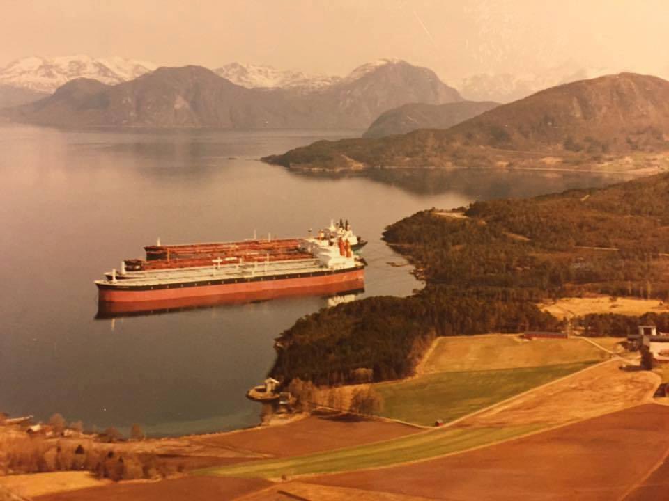 Fire av de syv største råskipene som noen gang er bygget, i opplag på Vikebukt, Norge.  1980 tallet  #tankbåter #oiltank #tankship #Norway