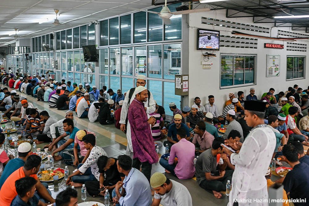 The mosque said the migrant workers wanted to give back. 'Our role is to extend our invitation to all Muslims, irrespective of background, to support the mosque & celebrate people’s generosity,' the mosque chairman said. A photo essay by @mukhrizhazim malaysiakini.com/news/701391