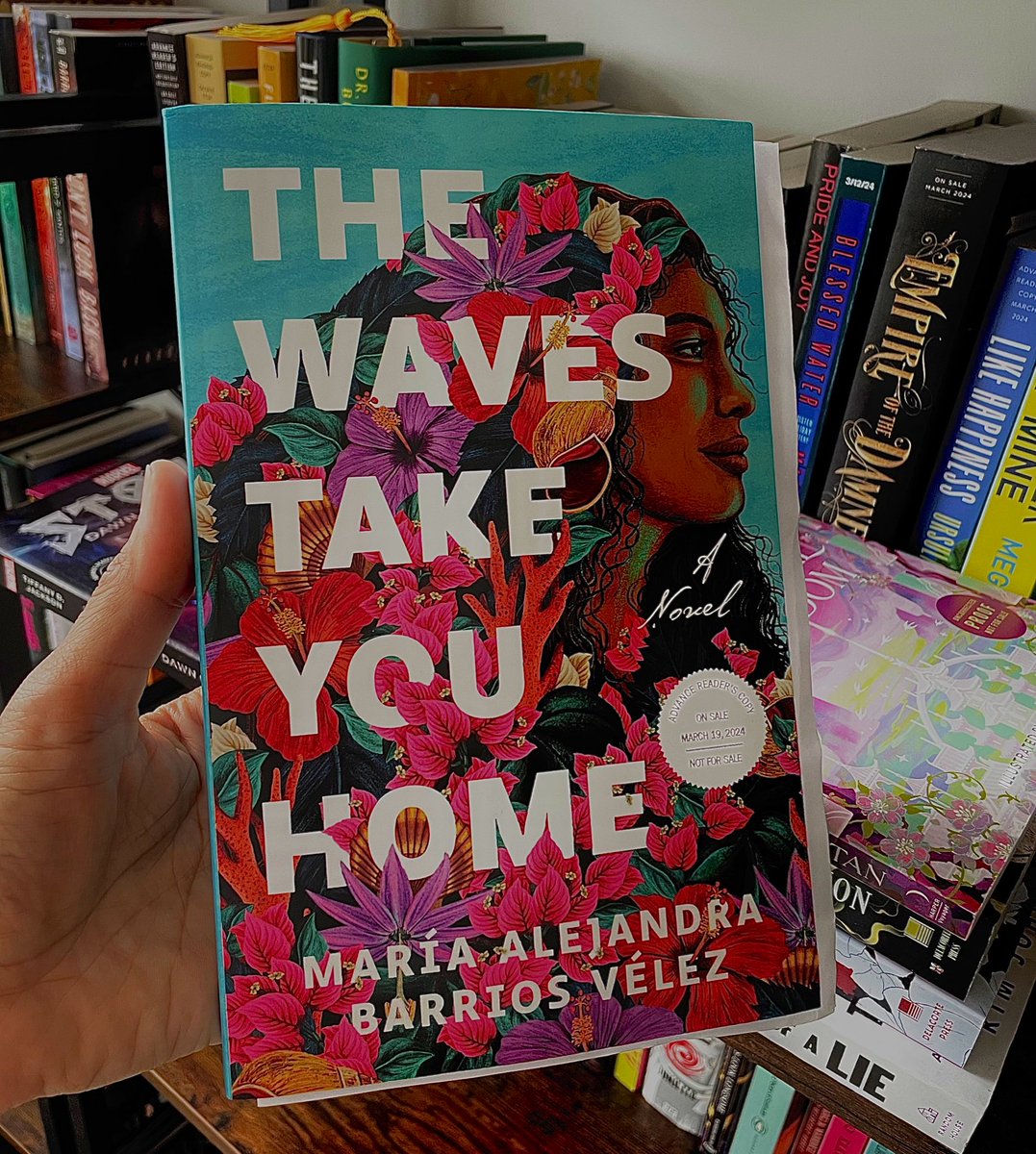 Excited to announce that ✨Discover Latinx Literature Bookclub✨ is currently reading “ The waves takes you home” by @MariaaleBave

  fable.co/club/discover-…