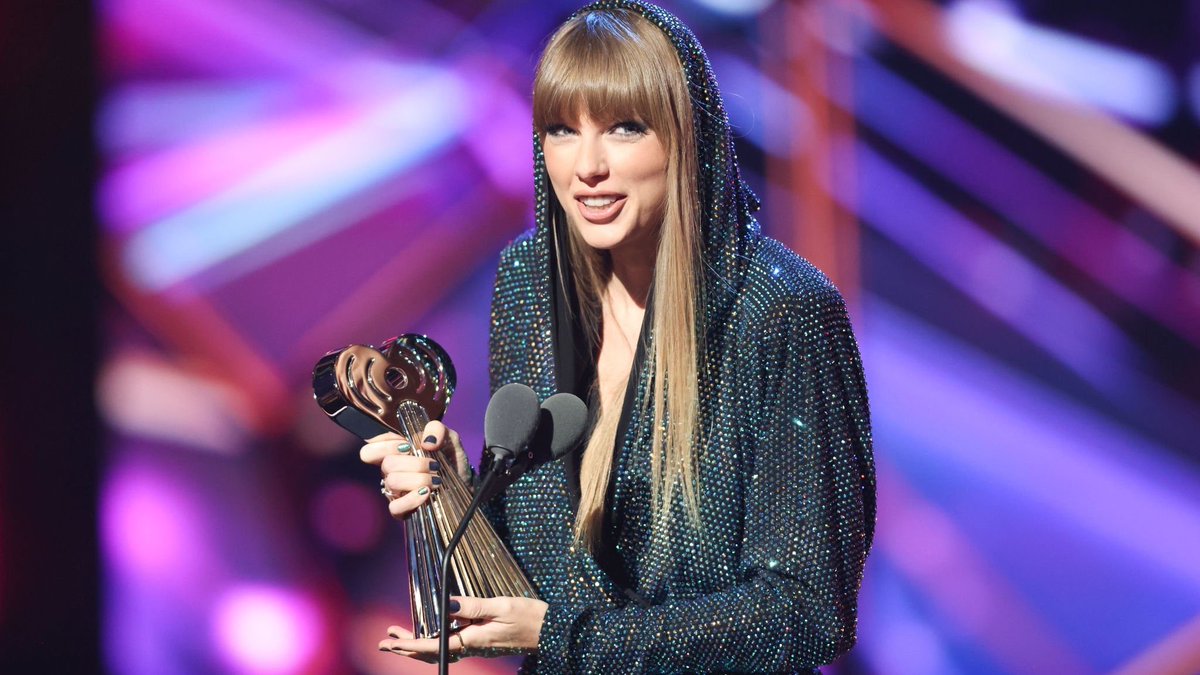 🏆 Taylor Swift officially extends her own record as the most awarded artist at the iHeart Radio Music Awards in history with 25 wins, adding 6 more tonight. #iHeartAwards