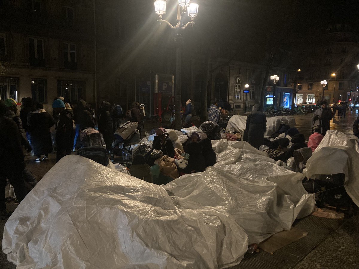 À Paris, une cinquantaine d’enfants sans abri et leurs parents passent la nuit sous des bâches, sous la pluie. Ces familles ne veulent plus se cacher, elles sont épuisées. De son côté, l’État garde le silence.