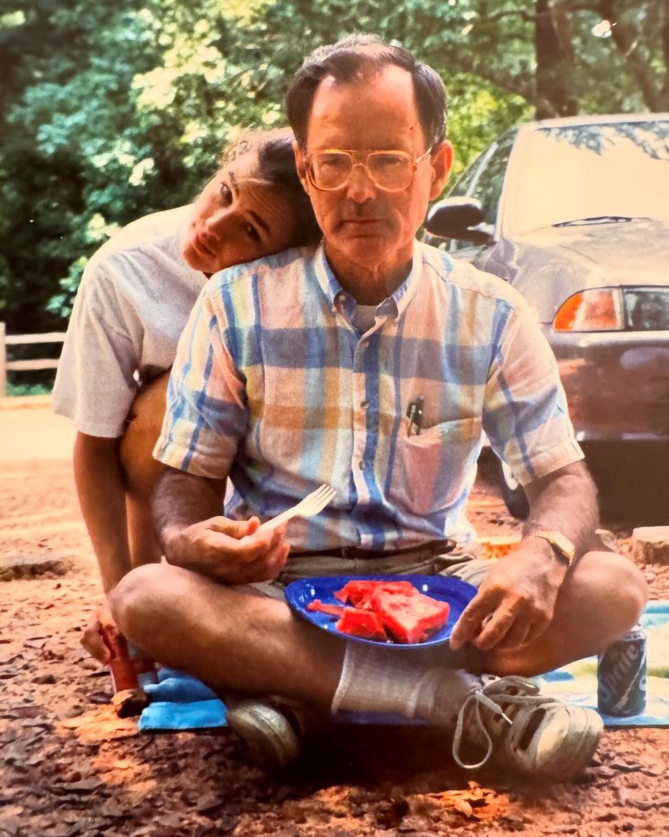 JenGarnerORG's tweet photo. 😞
Jennifer's father passed away Saturday afternoon. 
We send our condolences to her and her family.

She shared a post on her Instagram. https://t.co/JrvNBCwKXZ