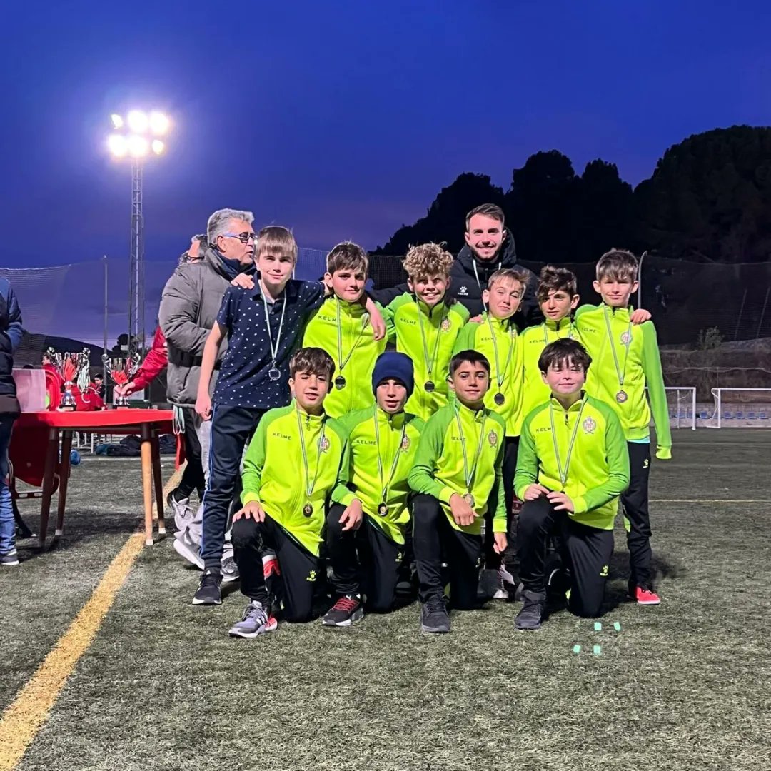 Algunos de nuestros equipos de F8 han participado con éxito en los torneos de Semana Santa. El BA, campeón del torneo de Relleu; el AB, tercero en el torneo de Ontinyent; y el AC, tercero en el torneo de Benijófar. Enhorabuena chicos! A seguir creciendo! #dalekelme #muchagarra🐾