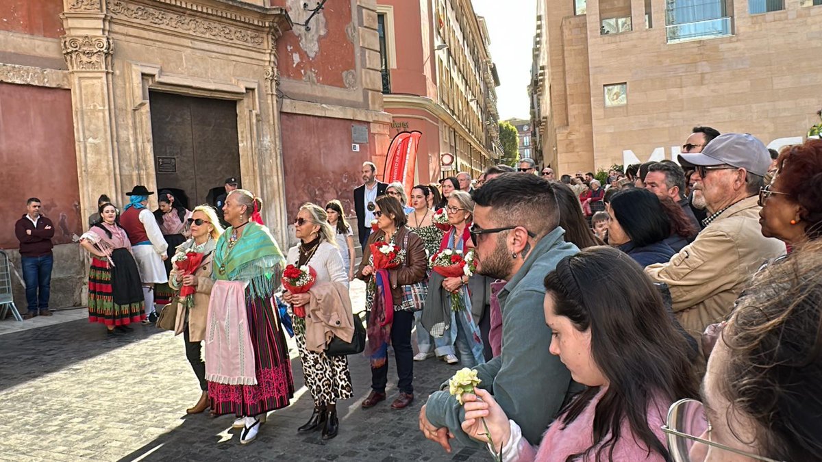 𝗢𝗙𝗥𝗘𝗡𝗗𝗔 𝗗𝗘 𝗙𝗟𝗢𝗥𝗘𝗦 𝗔 𝗟𝗔 𝗙𝗨𝗘𝗡𝗦𝗔𝗡𝗧𝗔. La Cofradía del Amparo cumple con la tradición de llevar flores a la Patrona de #Murcia junto al resto de cofradías hermanas. #SSantaMurcia #FiestasDePrimavera