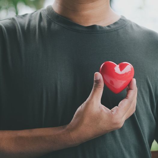 Keep your heart happy and healthy with chokeberries! Studies show that their high anthocyanin levels can lower blood pressure, improve cholesterol levels, and reduce the risk of cardiovascular disease. Prioritize your heart health with these super berries! #Superberries #Aronia