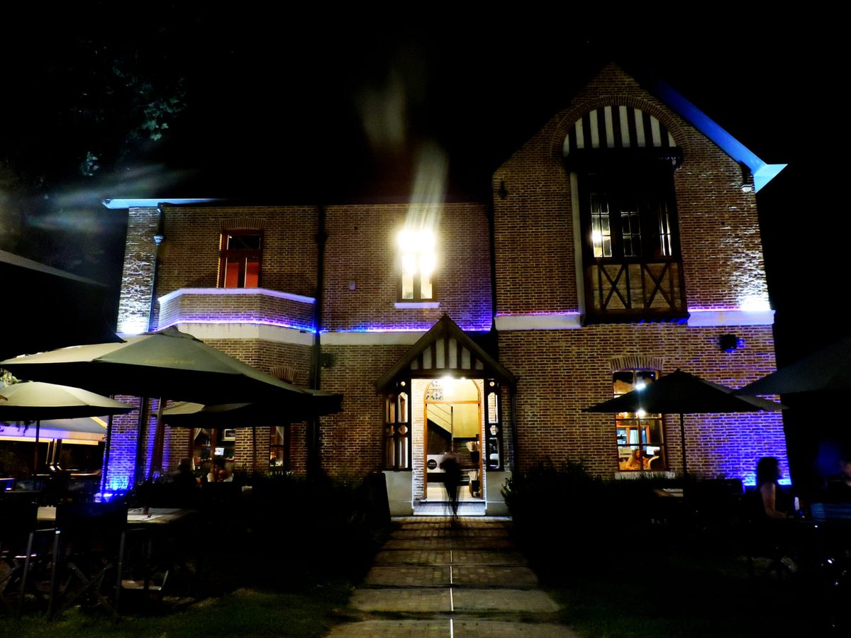 nicolasmaggi87's tweet photo. Hay algunos lugares que hacen todo bien. No son muchos, así que cuando descubrís uno, hay que contarlo. Hacía mucho que quería ir a conocer GIMME SHELTER HOUSE, en Fisherton. Y tuve una experiencia MUY buena. El lugar, la comida, la atención y la ambientación, impresionantes.