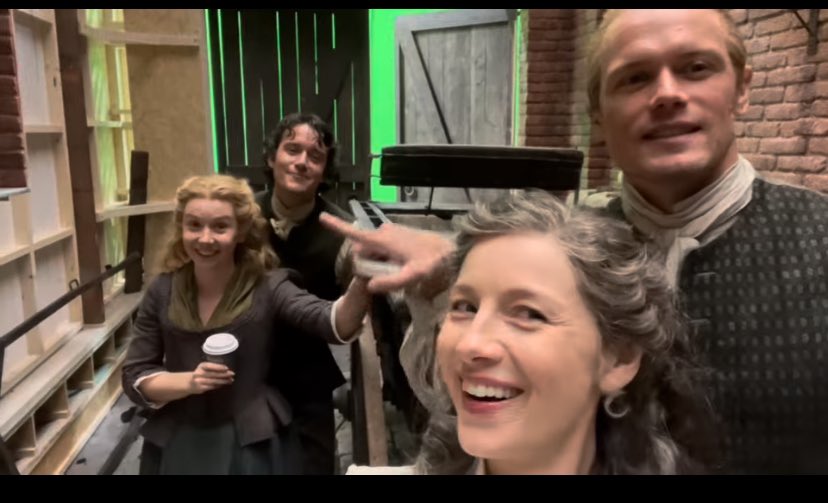 Ok #Outlander book reader folks. Let’s do some sleuthing.
With the background showing a bit, what are some guesses as to where this could be. Any thoughts? #CaitríonaBalfe #SamHeughan #LaurenLyle #CésarDomboy