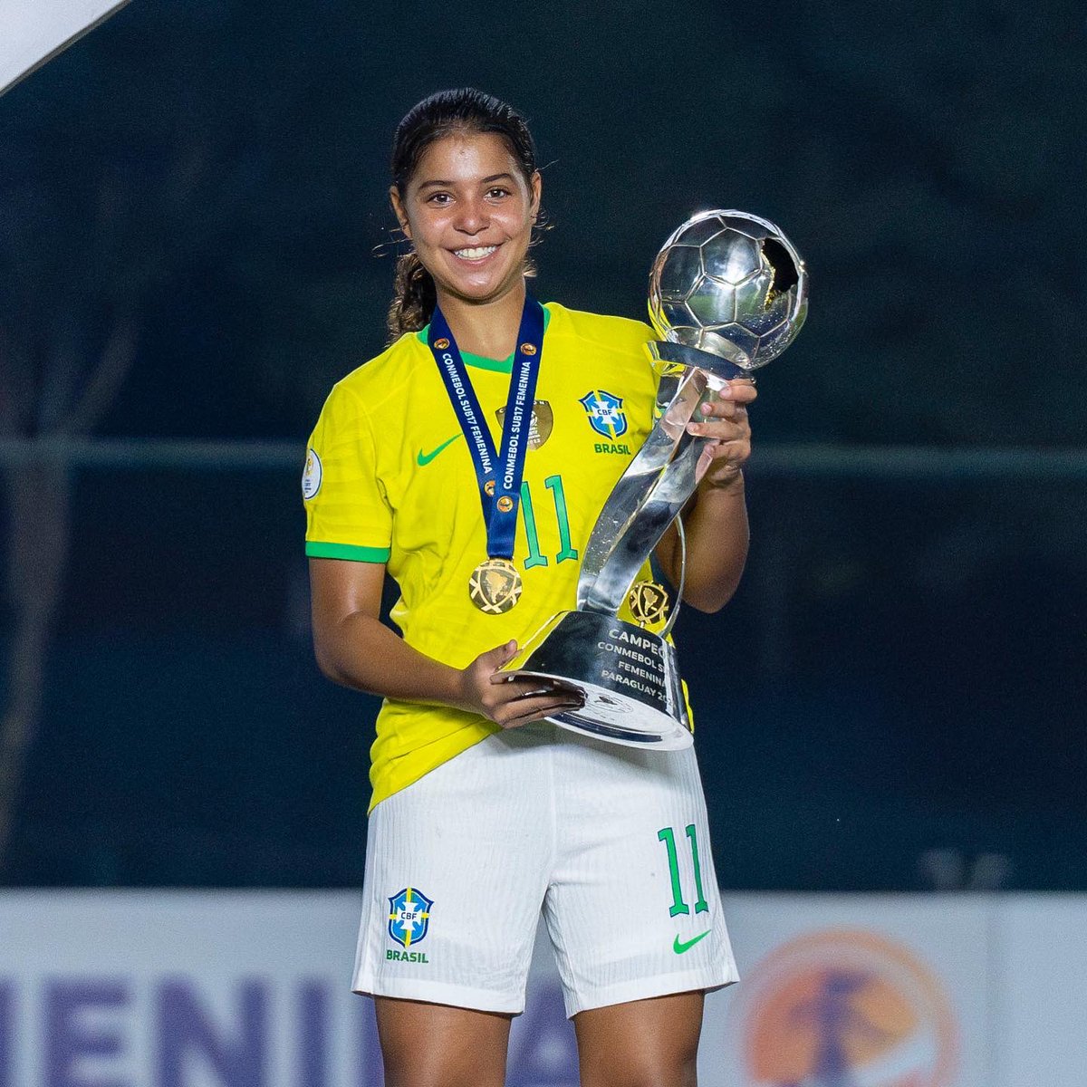 giovannawaksman's tweet photo. Campeãs Sul-Americano sub17 🇧🇷🏆
Artilheira com 05 gols e 04 assistencias. 
Uma experiência incrível!
Nosso grupo cada mais unido e jogando juntas por um único objetivo e conseguimos!!!Somos campeãs e estamos classificadas para a Copa do Mundo. 
Obrigada a toda comissão. 🏆🇧🇷 https://t.co/kXGufCfTsw
