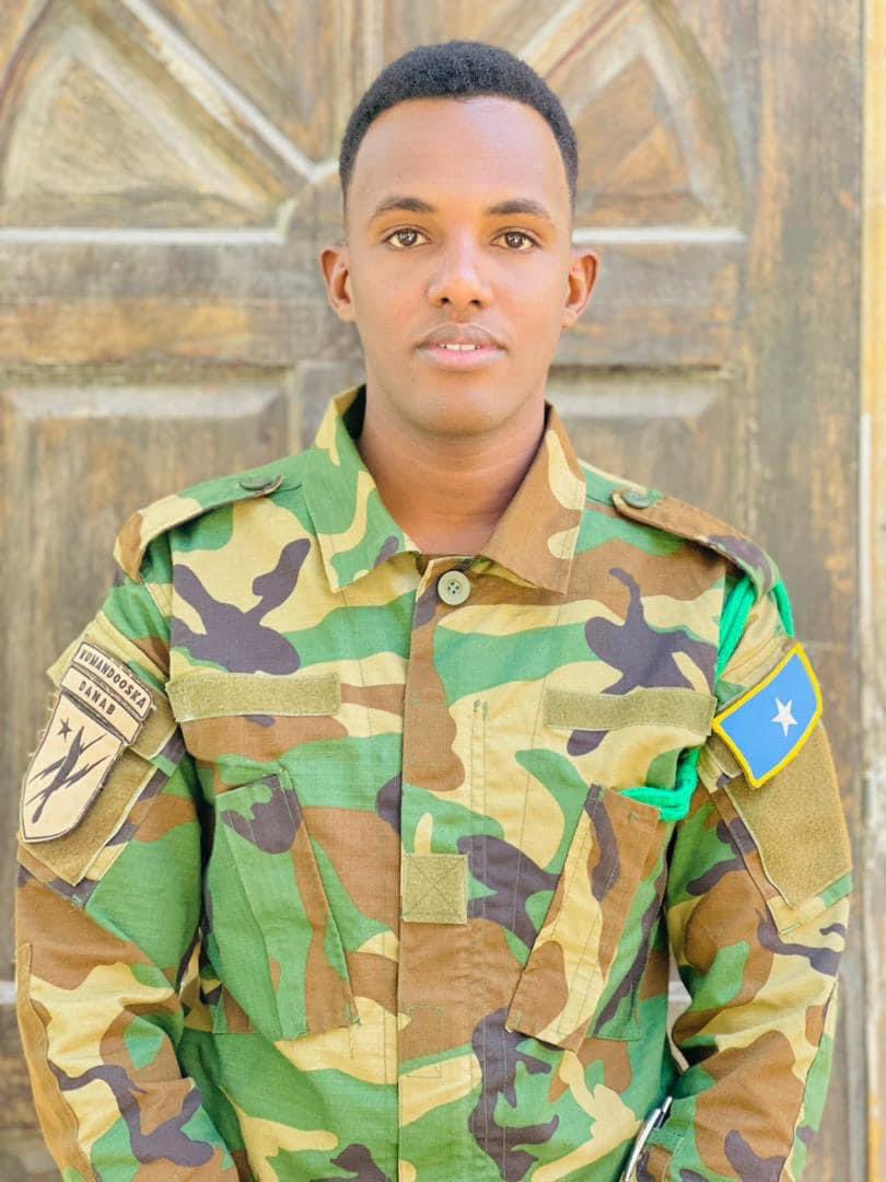 #Jamac waxaa u soo dhamaaday tababarka ciidanka #Danab, waana walaalka AUN. Taliye Gaashaanle Xasan Tuurre iyo Taliye Cabdi Maxamed oo labaduba ah walaalo isaga la dhashay kuna shahiiday dagaalka xoreynta dalka. Alle haku guuleeyo go’aanka geesinimada leh ee uu qaatay.