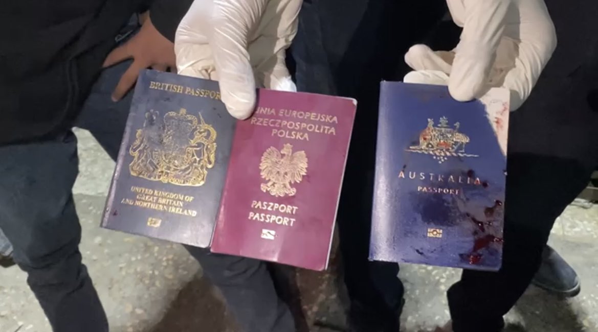 5 trabajadores de <a href="/WCKitchen/">World Central Kitchen</a> asesinados en Gaza. 4 de ellos extranjeros: los pasaportes de Reino Unido, Polonia y Australia teñidos de sangre. 

Todos estos países venden armas a Israel.