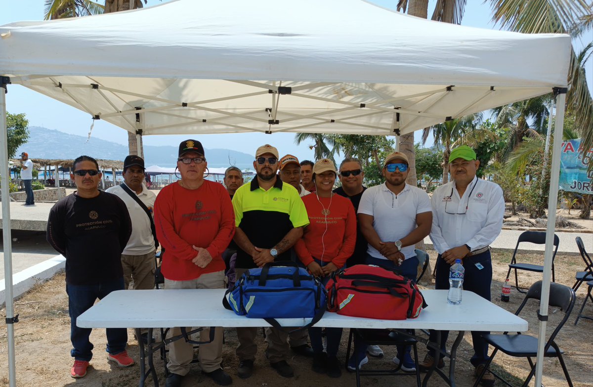 PROTECCIÓN CIVIL. | Compañeros del Departamento de Capacitación de la Coordinación General de Protección Civil han instalado el Módulo para la Atención al Turista en caso de Emergencia, a la altura de playa Hornos, con motivo de la presente temporada vacacional.