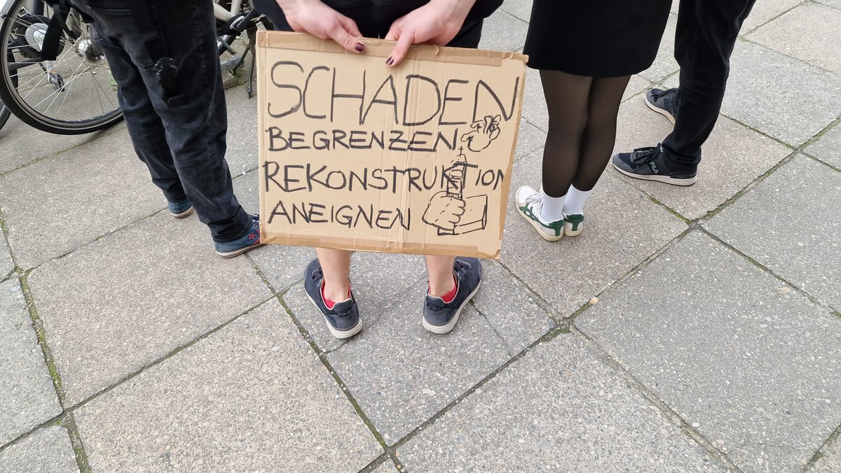 Das war ein lauter und wichtiger Protest gegen die Einweihung der Kirchturmkapelle der Garnisonkirche, den Potsdam heute erlebt hat.