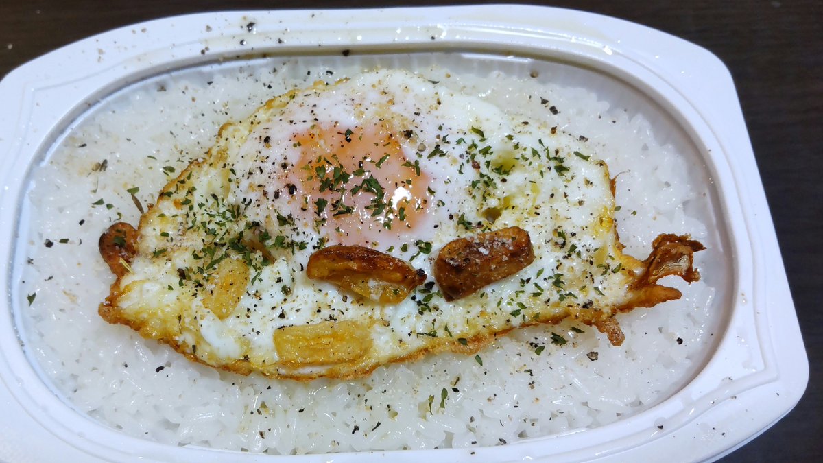 B_B_Michel's tweet photo. 炊飯する元気がないときのアーリオオーリオ目玉焼き丼 https://t.co/fxZ0IlzXni