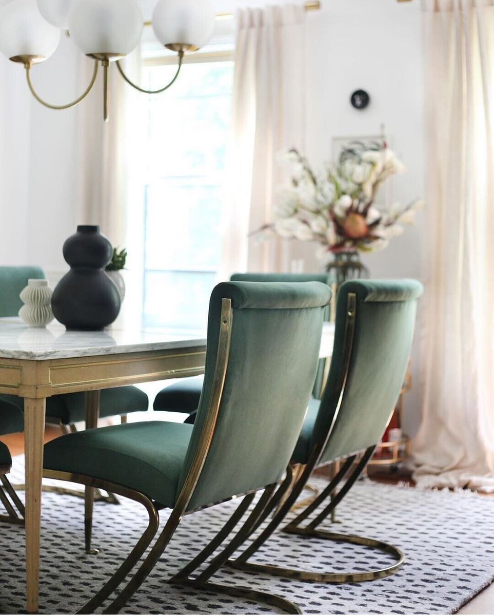 Make the mess and worry less with our @ultrasuede_r high-performance fabric—because spills happen, but style endures! With Kravet Performance fabrics, you'll always be ready to entertain with ease. 

Designer: @houseofhipstersblog