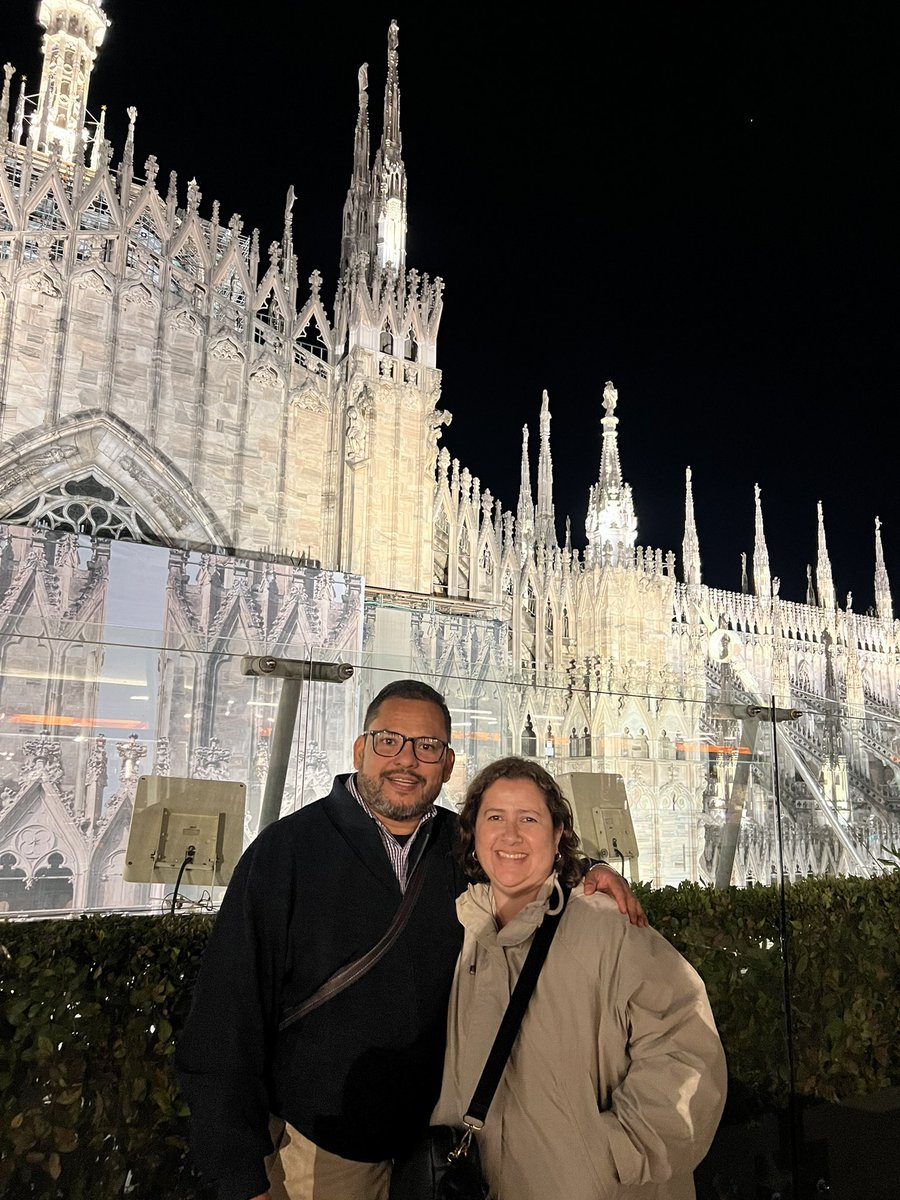 TicasXimena's tweet photo. bro mi papá viajó desde Sivar hasta Milán para sorprender a mi mamá en su aniversario, así que no me digas que tenga bajas expectativas en el amor!!!🥹🥹 https://t.co/E9v018ezbn