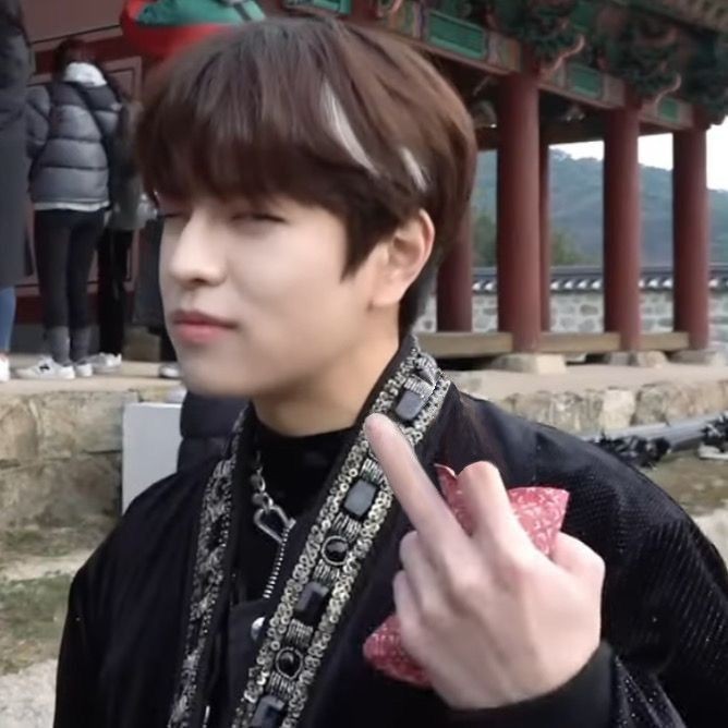 La estrategia de woojin para ser relevante es mencionar a skz y dar lastima YA CALLATE ,como ahora straykids son famosos se cuelga ,ellos son famosos pero créeme que no es gracias por ti en cambio otro quiere ser famoso gracias a ellos