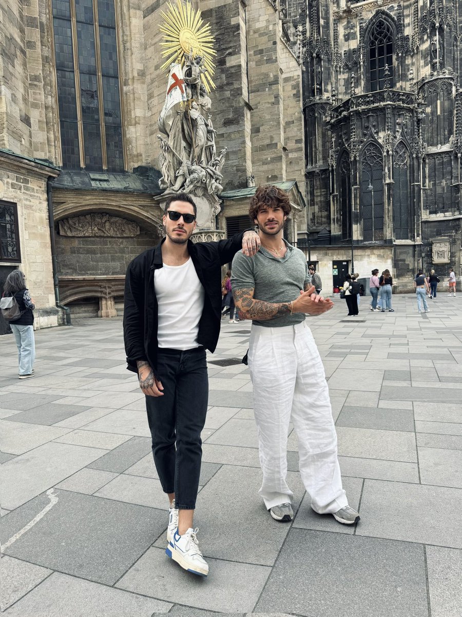 sona_claudio's tweet photo. Vienna, che meraviglia la quarta capitale del nostro van tour! 
il palazzo imperiale di Hofburg, il duomo, il teatro dell’opera, il parlamento, il comune, il quartiere di Hundertwasser e la scuola di equitazione spagnola. Obbligatorio assaggiare la sacher!
🇦🇹🇦🇹
Lubiana arriviamo! https://t.co/DvRyNGHA1Z