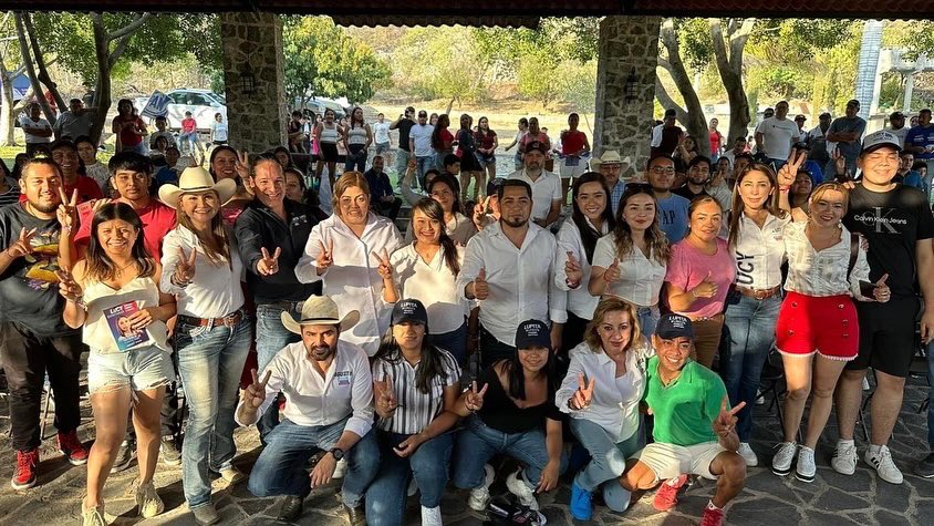 SoniaRocha1qro's tweet image. En equipo con los candidatos a #SenadoresDeLaRepública @LupitaMurguiaG y @agusdorantes , y con la mejor compañía @PanchDominguez , visitamos a deportistas y amigos en #Conca #ArroyoSeco, seguiremos caminando Kon Todo y con pasos firmes, #CercanosYDeTuLado #SerranaDe💙