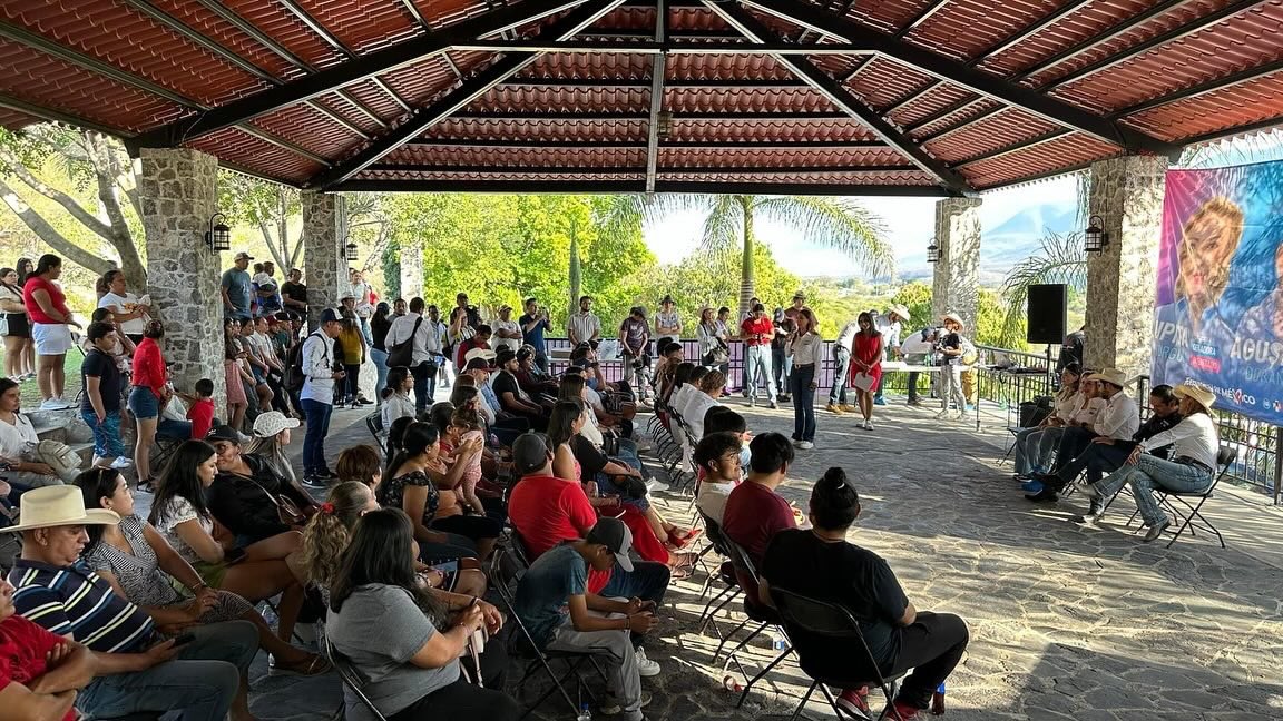 SoniaRocha1qro's tweet image. En equipo con los candidatos a #SenadoresDeLaRepública @LupitaMurguiaG y @agusdorantes , y con la mejor compañía @PanchDominguez , visitamos a deportistas y amigos en #Conca #ArroyoSeco, seguiremos caminando Kon Todo y con pasos firmes, #CercanosYDeTuLado #SerranaDe💙