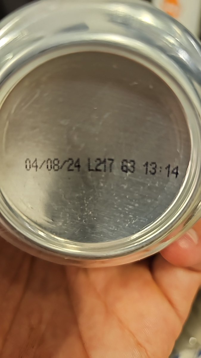 LEAN1977's tweet photo. @CvzaPatagonia @CAterano Hola compre dos pack de cerveza patagonia  bohemia pilsener y tuve que tirar casi todoas porque estan feas rancias , no están vencidas pero de doce solo dos estaban bien aca les mando la foto pata que puedan ver el lote .. como puede ser y como pueden reintegrarme el producto? https://t.co/oVIbfsNWot