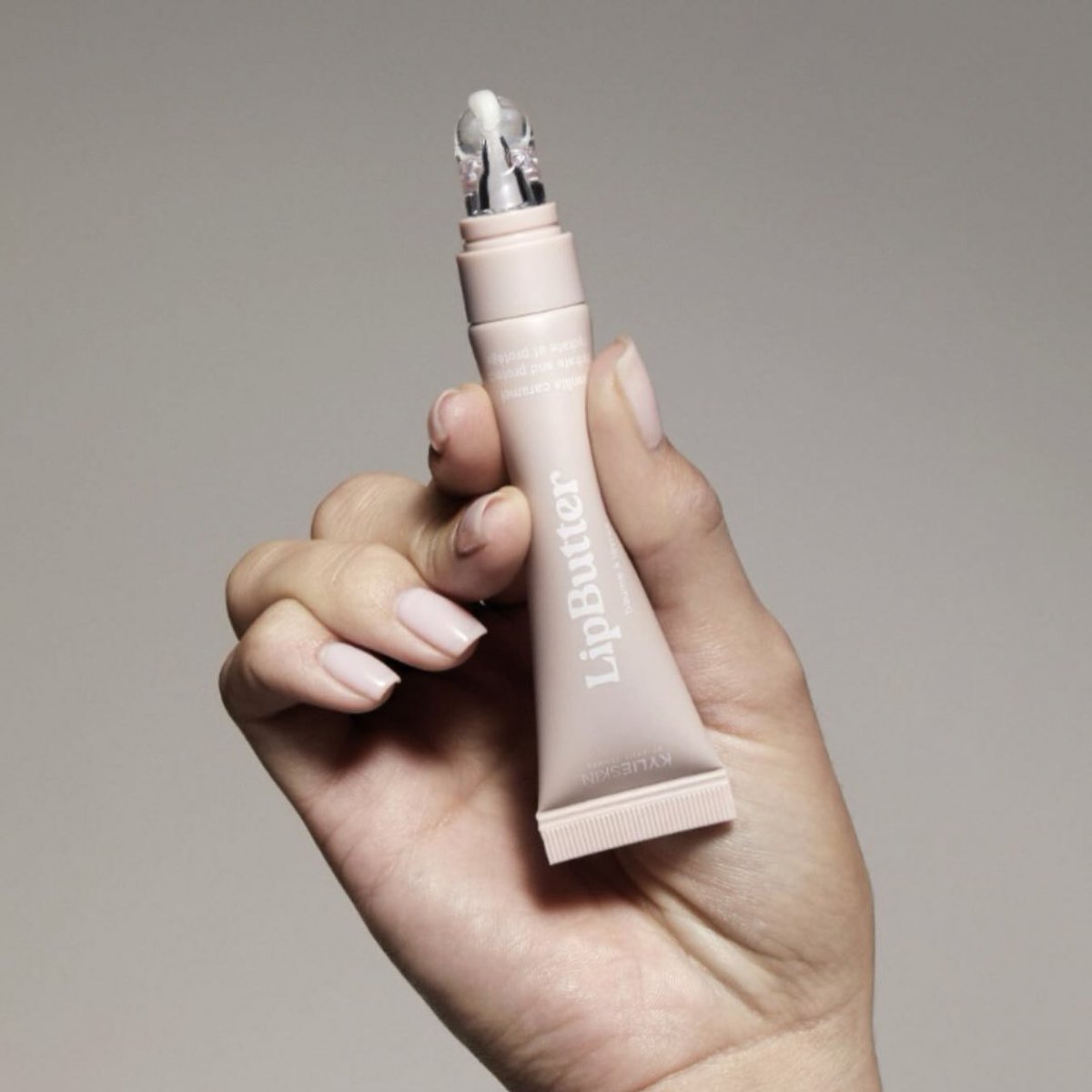 © #KWorldRP | 𝗡𝗘𝗪 𝗖𝗔𝗠𝗣𝗔𝗜𝗚𝗡 | 𝖫𝖨𝖯 𝖡𝖴𝖳𝖳𝖤𝖱 | 𝗞𝗦𝗞𝗜𝗡 #KSkinRP 

everyday lip essential our vanilla caramel lip butter is perfect for hydrating dry lips for a silky smooth moisturized pout 👄