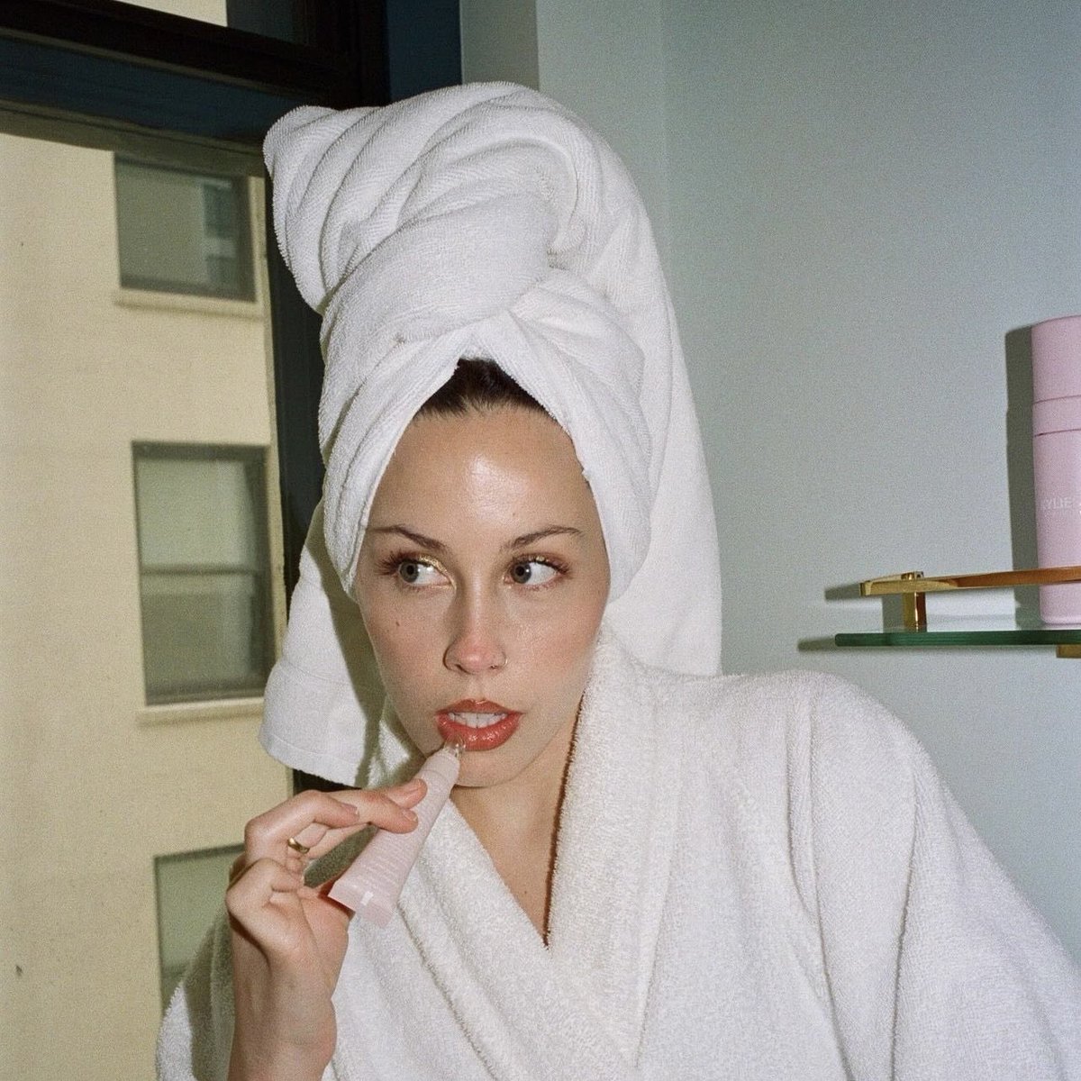 © #KWorldRP | 𝗡𝗘𝗪 𝗖𝗔𝗠𝗣𝗔𝗜𝗚𝗡 | 𝖫𝖨𝖯 𝖡𝖴𝖳𝖳𝖤𝖱 | 𝗞𝗦𝗞𝗜𝗡 #KSkinRP 

reasons to love lip butter 🤍
• ultra-hydrating 
• long lasting glossy
• with the perfect applicator

with @SteinKonigin 🤍👄