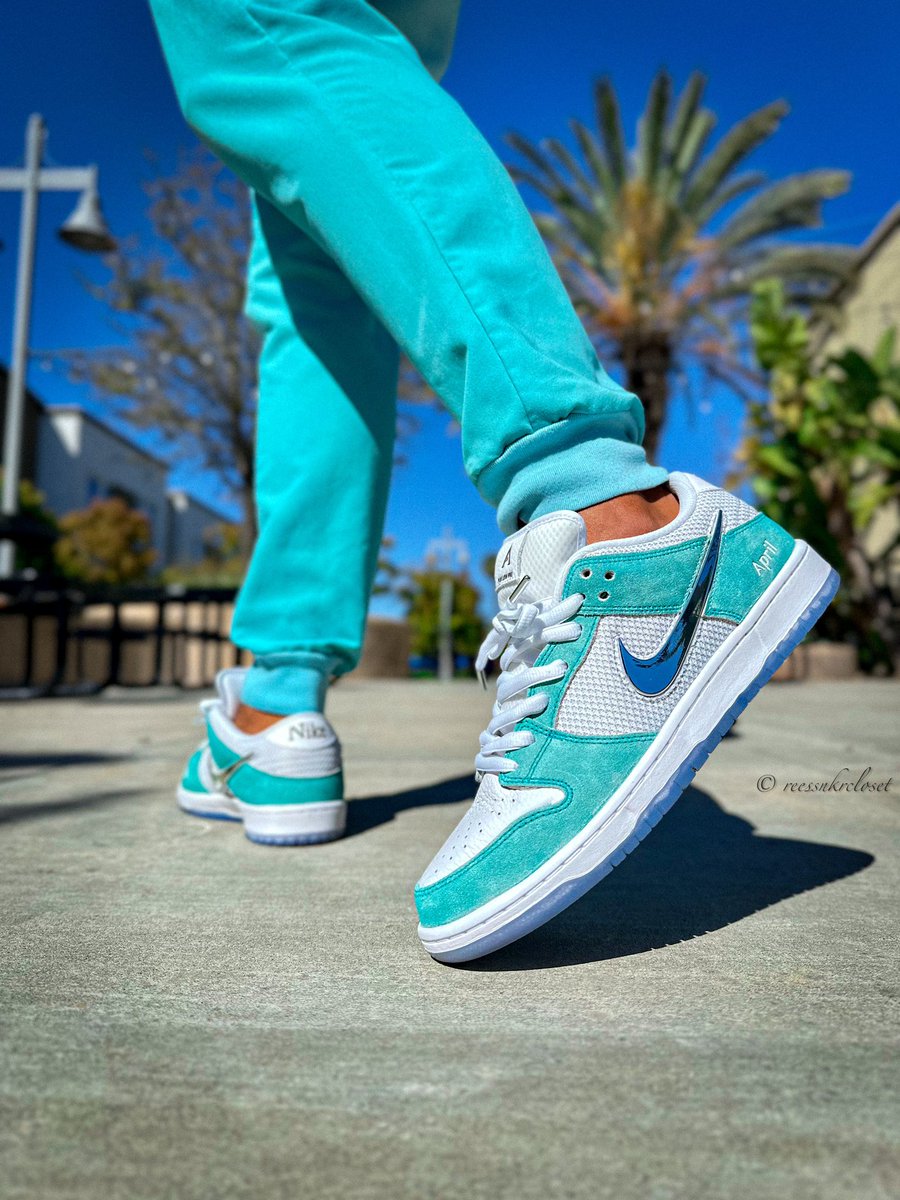 Don’t get me wrong, I love my Air Max, but I’ve been waiting for the spring months to bust these beauties out. Here we are, no 🌧️ today so we are starting April off right. #KOTD SB Dunk Low “April 🛹” #snkrsandscrubs #snkrsliveheatingup