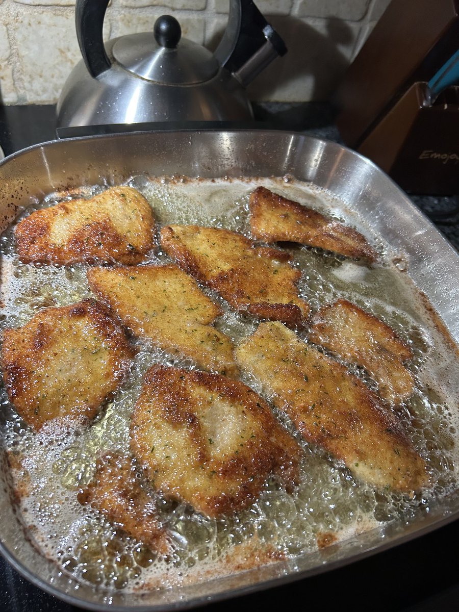 Having chicken cutlets for dinner! They look pretty good 😋