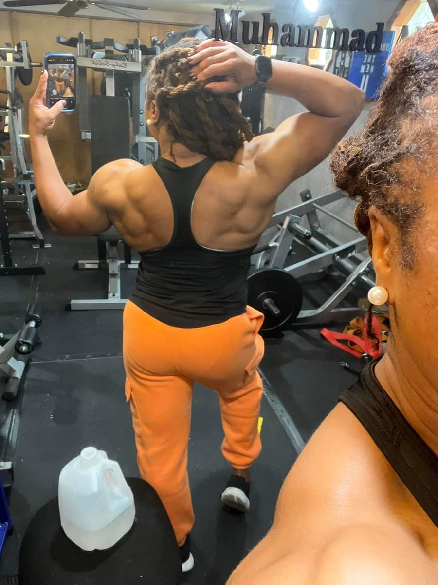Let's start April off the right way! Back and biceps complete 💪🏽 😤 🙌  #UncoveringTheNewU #CoachNesi #ifbbfigurepro