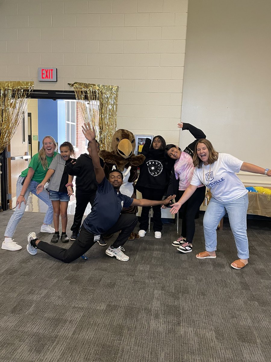 DrCSLPadgett's tweet photo. Happy Assistant Principal Week to a great AP! I know we are on spring break and it’s all good because we will celebrate you in person next week. We appreciate you for making sure @hapevillehawks is #WhereTheMagicHappens @kellymastro @DrTamaraCandis https://t.co/z0e6OK9IIB